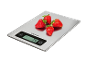 Digitale Küchenwaage mit Erdbeeren, zeigt '74 g' an.