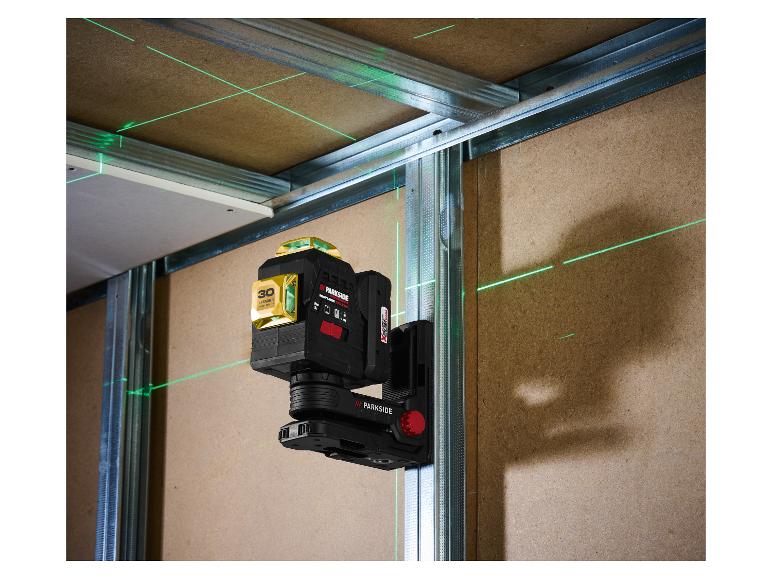 3D-Laserwasserwaage projiziert grüne Linien auf Metallrahmen und Holzwand.