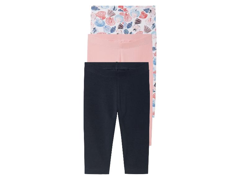 Drei Leggings für Kinder: eine mit Muschel-Muster, eine rosa und eine dunkelblau.