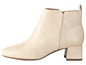 Beige Stiefeletten mit Absatz.