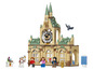 LEGO Modell von Hogwarts mit Uhrturm, Minifiguren und einer Eule.