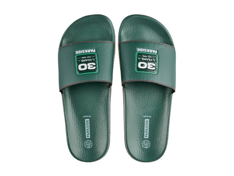 Grüne Herren-Badeschuhe mit dem Schriftzug „30 YEARS EST. 1996“ und Größenangaben.