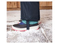 Schwarze Winterstiefel mit rosa Rand und schwarze Hose mit grünen Gummibändern.