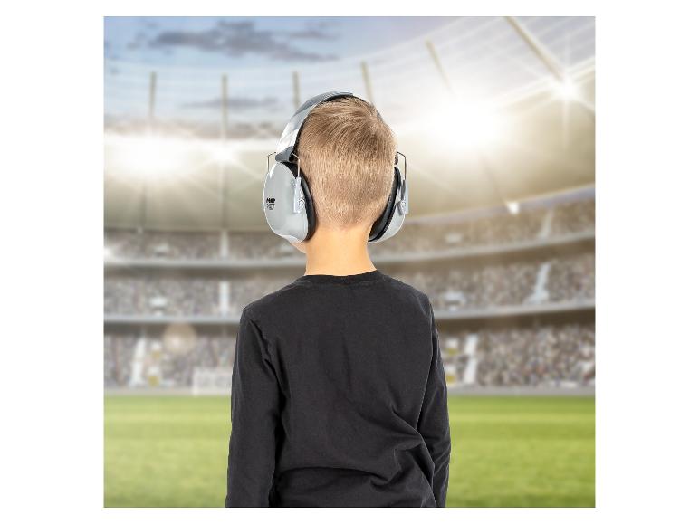 Ein Kind mit reeR Gehörschutz vor einem Stadion.