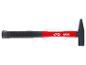 Ein roter KWB Hammer mit Gummibeschichtung.