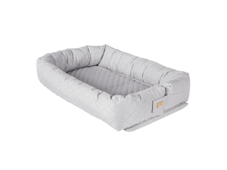 Hellgraues gestepptes Babynest mit roba-Etikett