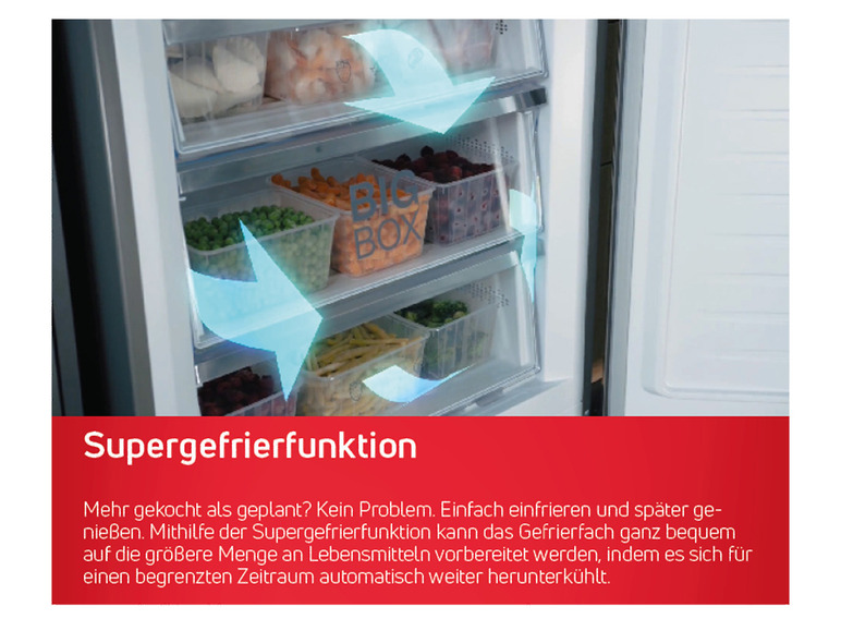 Ein Kühlschrank mit Supergefrierfunktion, der Lebensmittel auf mehreren Ebenen lagert.
