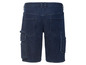 Blaue Jeans-Shorts mit mehreren Taschen.