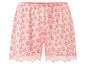 Rosa Shorts mit Blumenmuster und Spitze.