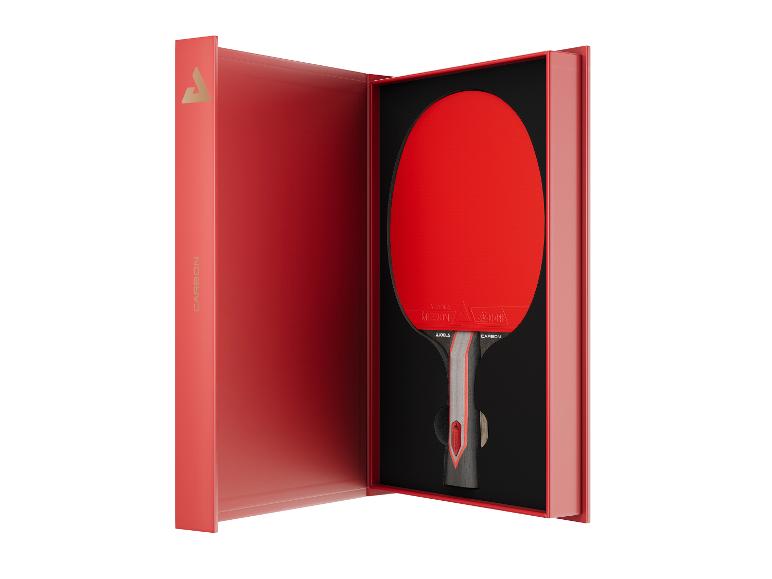 Roter Tischtennisschläger in einer offenen roten Box mit der Aufschrift „CARBON“.
