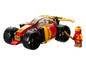 Ein rotes LEGO Ninjago Auto mit goldenem Flügel und einer Ninjafigur.