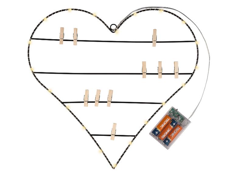 Schwarzes Draht-Herz mit Beleuchtung, Wäscheklammern und TRONIC Batterien.