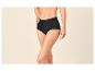 Schwarzer High-Waist-Slip mit floralem Spitzenmuster, getragen von einer Frau.