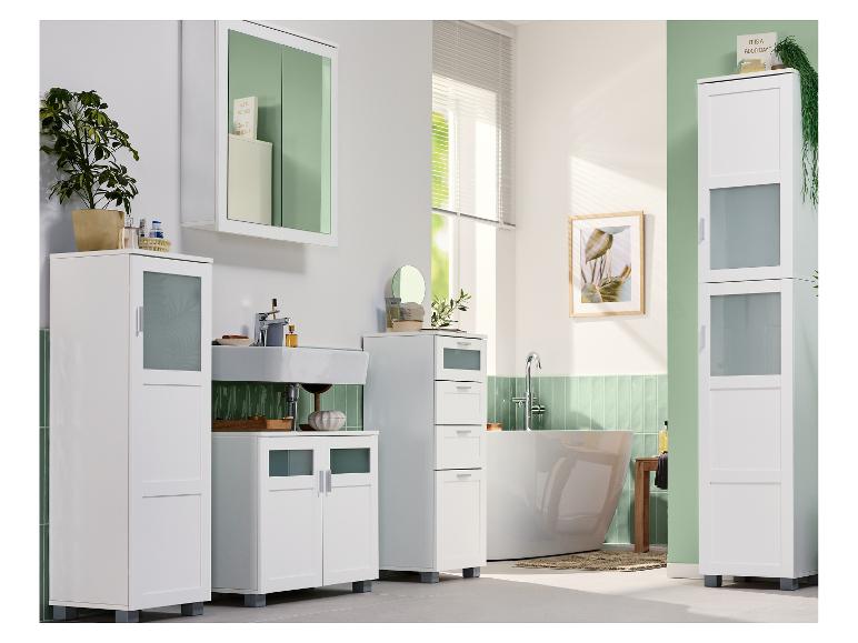 Weißes Badezimmer mit weißen Schränken, Waschbecken, Badewanne und Grünpflanzen.