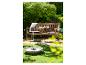 Gartenbank mit Beistelltisch, Vogelornament und solarbetriebenem Wasserspiel.