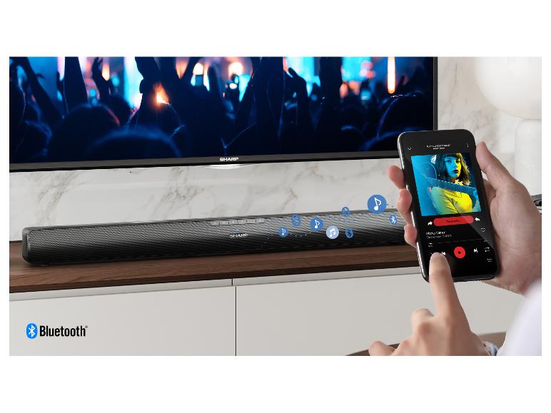 Eine Person nutzt ein Smartphone, um Musik über eine Soundbar abzuspielen, die mit einem Fernseher verbunden ist, mit Bluetooth-Logo.
