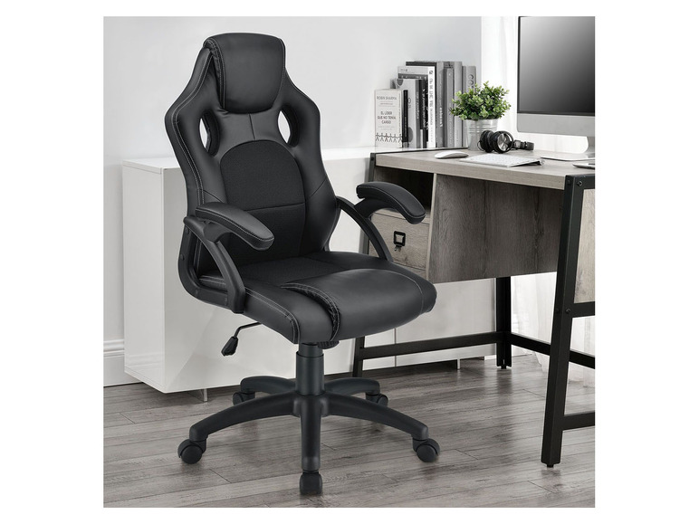 Ein schwarzer Bürostuhl mit Armlehnen und Rollen, in einem Büro.