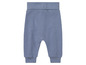 Blaue Babyhose mit elastischem Bund.