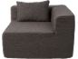 Dunkelgraues Modulsofa mit einer Armlehne und einem Rückenkissen.