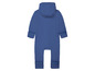 Ein blauer Baby-Overall mit Kapuze.