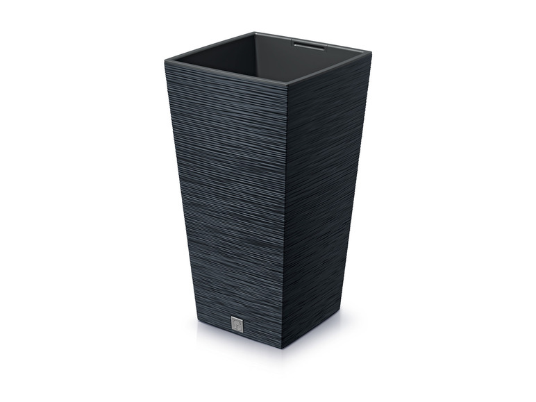 Ein schwarzer Lechuza Cube Blumentopf mit Holzmaserung.