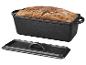 Gusseiserne Brotbackform mit Deckel und gebackenem Brot mit Kernen.