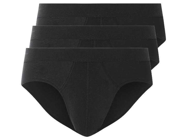 Drei schwarze Slips übereinander gestapelt.