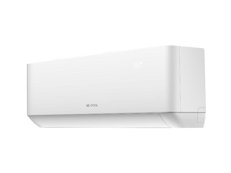 Weiße Klimaanlage mit Digitalanzeige, die 26 Grad und den Text „BE COOL“ anzeigt.
