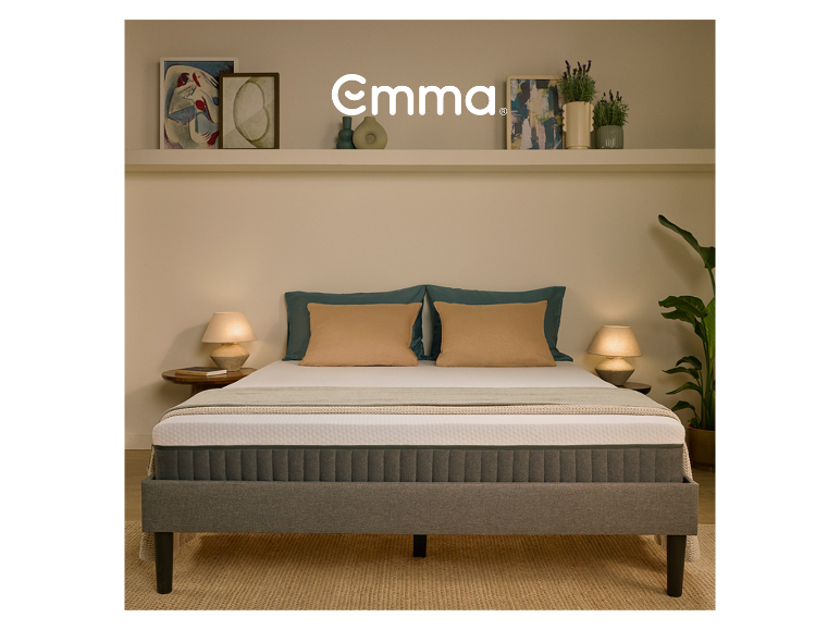 Emma Original Lite Matratze auf einem Bett in einem stilvoll eingerichteten Schlafzimmer.