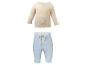 Baby-Set: beiges geripptes Langarmshirt und hellblaue Musselin-Hose.