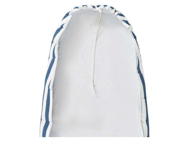 Eine blaue und weiße gestreifte Abdeckung für ein Bügelbrett.