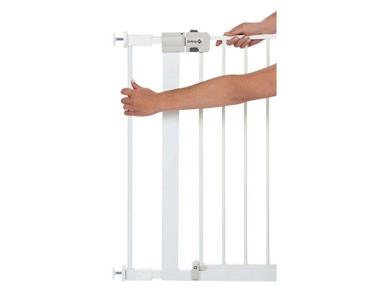 Eine Hand, die ein weißes Baby-Sicherheitsgitter von Safety 1st öffnet.