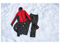 Skijacke, Skihose, Thermo-Unterwäsche und Handschuhe im Schnee.