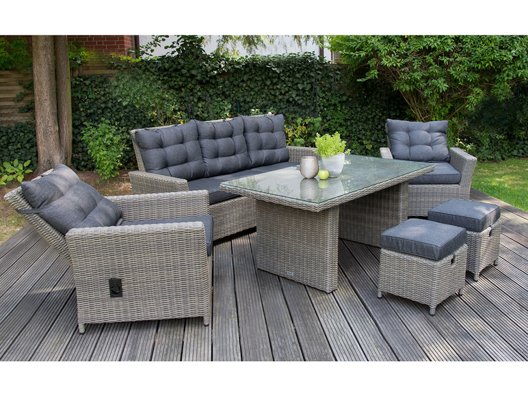 Gartenmöbelset aus Rattan mit einer Lounge-Bank, zwei Sesseln, einem Tisch und zwei Hocker.