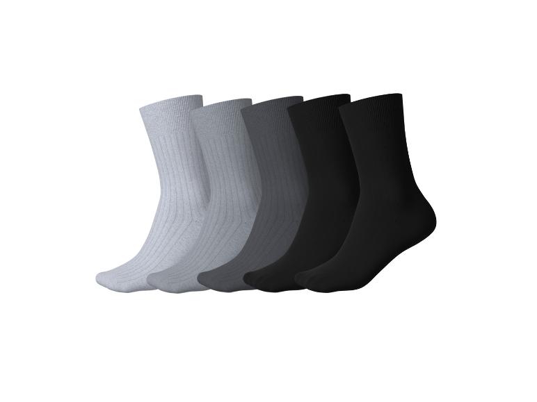 Fünf Paar Herren Socken in verschiedenen Grau- und Schwarztönen.