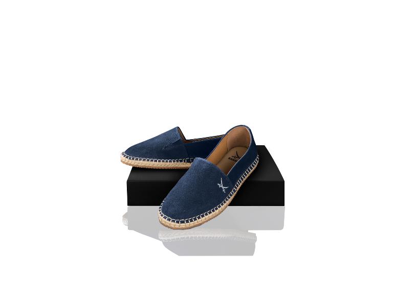 Ein Paar blaue Wildleder-Espadrilles mit Jutesohle auf einem schwarzen Ständer.