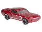 Ein rotes Hot Wheels Ford Mustang GT500 Spielzeugauto.