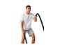Mann in weißem T-Shirt und grauen Shorts benutzt Battle Ropes.