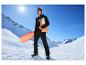 Mann in CRIVIT Freeridejacke und Snowboard in verschneiter Berglandschaft.