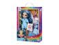 Rainbow High Skyler Bradshaw Puppe im blauen Pyjama mit Pyjama-Party-Accessoires.