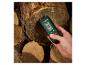 Ein Parkside Feuchtigkeitsmesser misst die Feuchtigkeit von geschnittenem Holz.