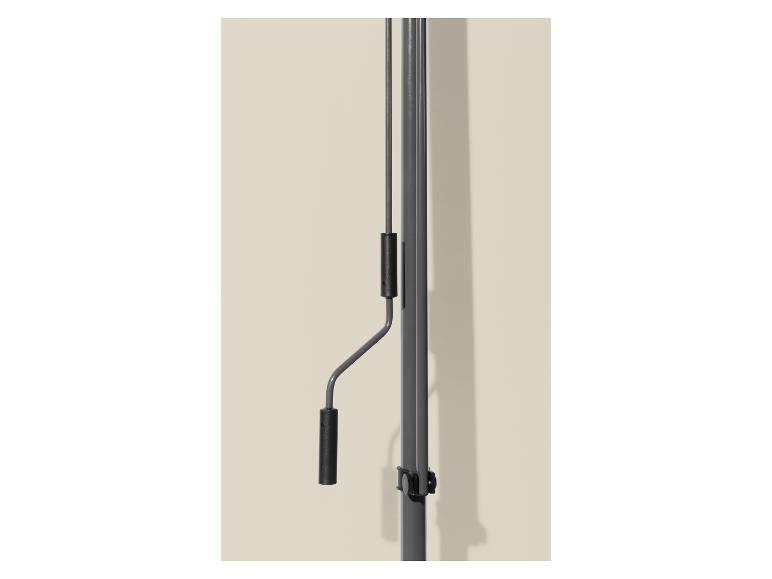 Detail der Sonnenschirmkurbel mit schwarzem Griff und grauem Mast.