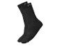 Ein Paar schwarze Sportsocken mit grauen Details und einem gewebten Muster.