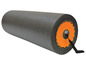 Eine graue Schaumstoffrolle mit einem orangen Griff.