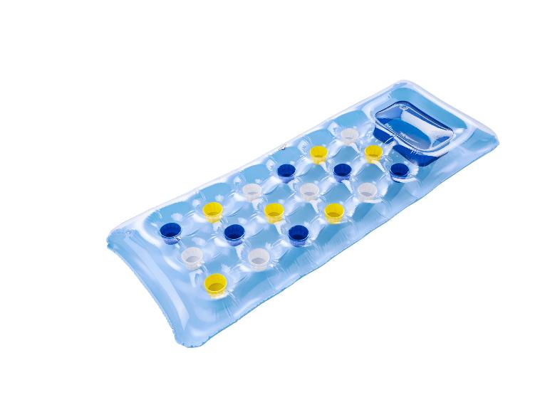 Blaue Luftmatratze mit Getränkehaltern für den Pool.