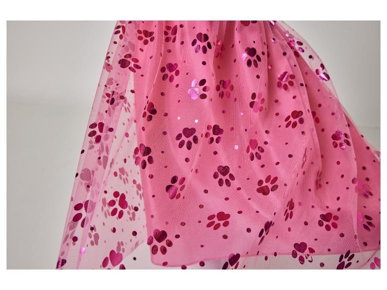 Ein rosafarbener Tutu mit violetten Pfotenabdrücken.