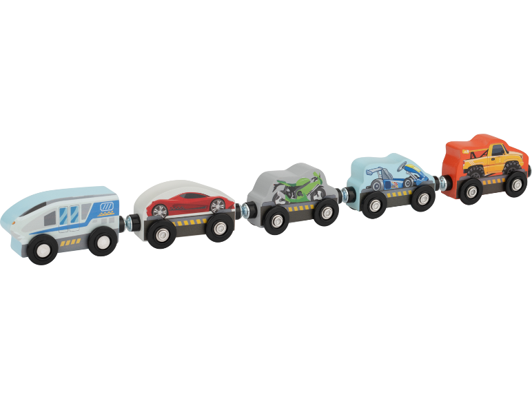Holzspielzeugeisenbahn mit Waggons, die einen Zug, einen Sportwagen, ein Motorrad, ein Go-Kart und einen LKW transportieren.