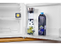 Offener Kühlschrank mit einer Karaffe Wasser mit Früchten und einem Johannisbeersaftkarton.