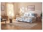 LIVARNO home Bettwäsche-Set mit blau-weißem Blumenmuster in einem hellen, modernen Schlafzimmer