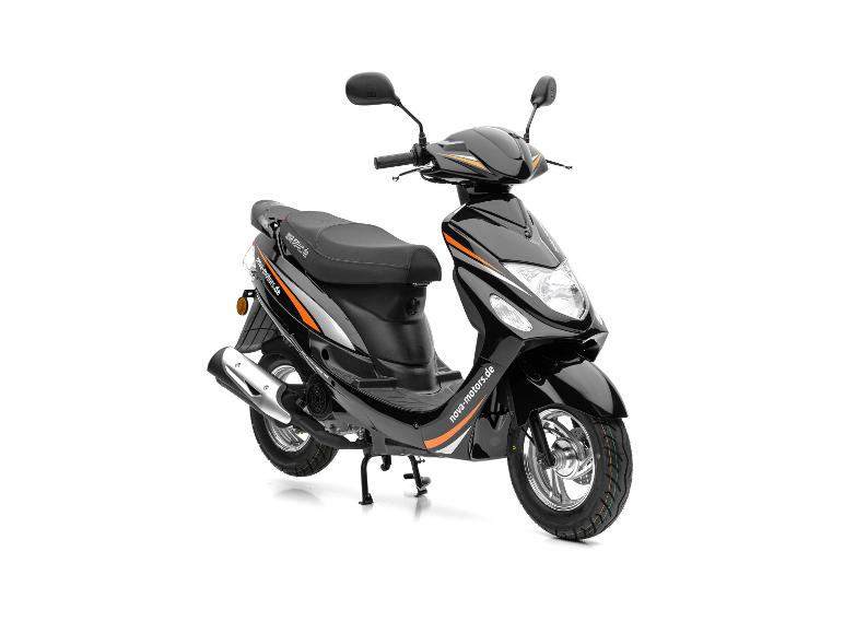 Schwarzer Roller mit orangefarbenen und grauen Akzenten, schräg von vorne gesehen